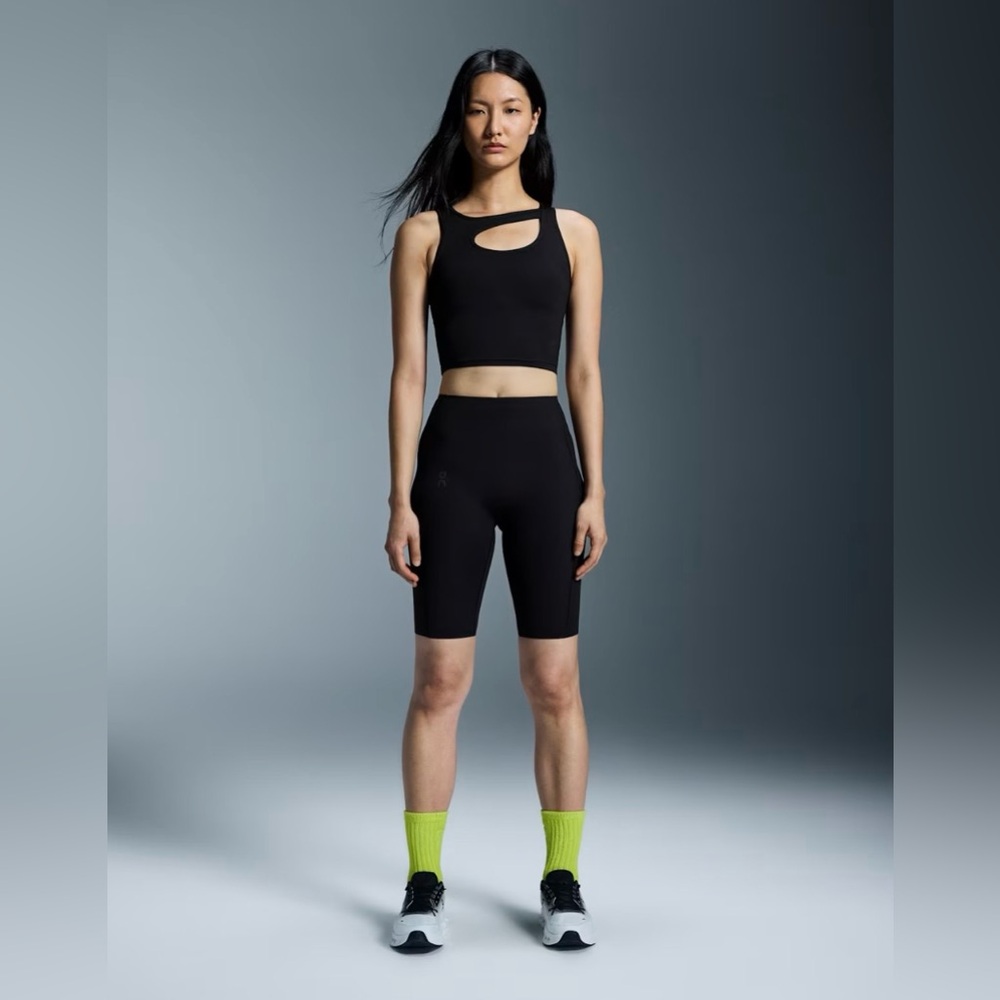 On Running Studio Cut-Out Crop Black Medium